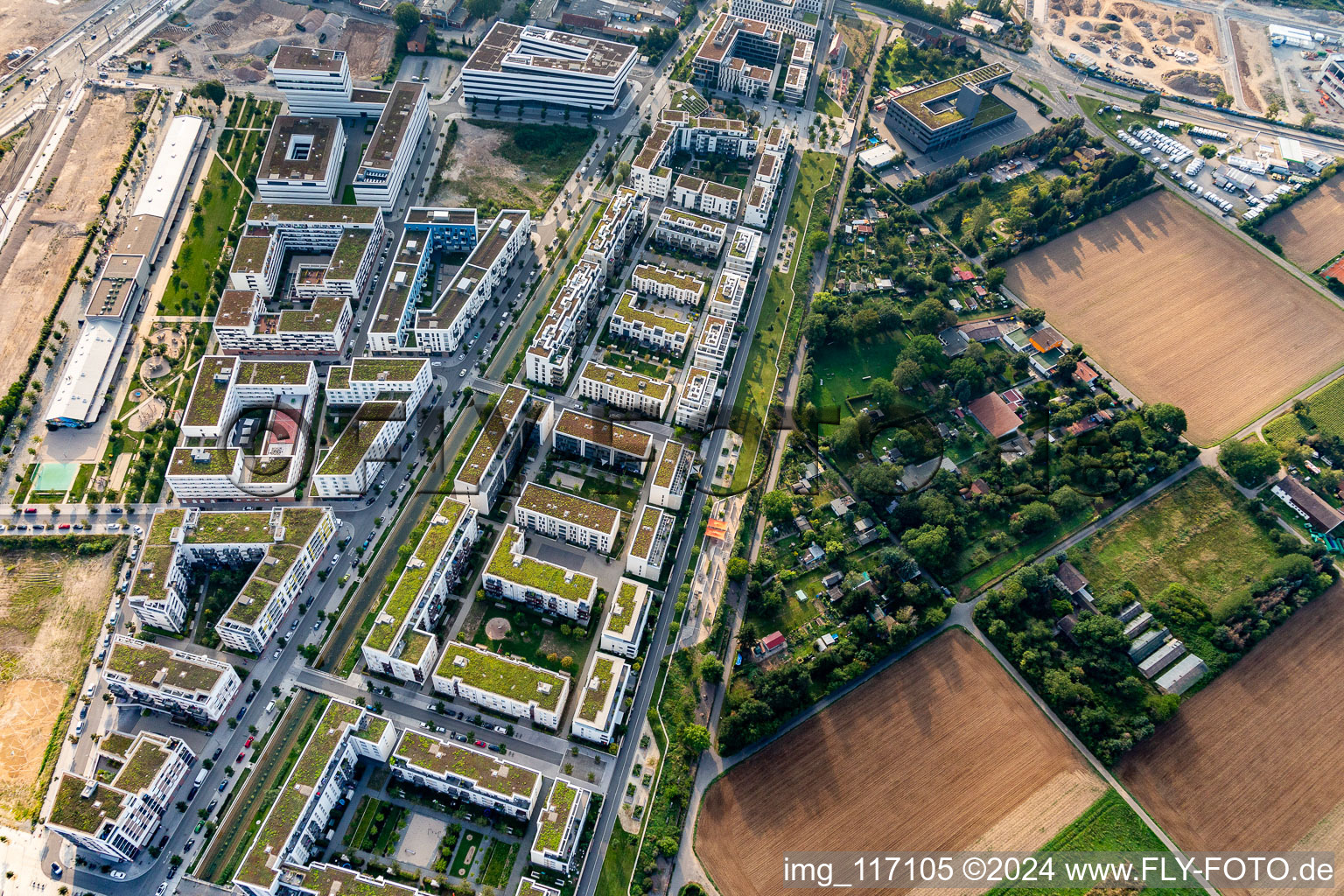 Vue aérienne de Quartier résidentiel du lotissement multifamilial de la Marie-Baum-Straße - Grüne Meile - Eppelheimer Straße à le quartier Bahnstadt in Heidelberg dans le département Bade-Wurtemberg, Allemagne