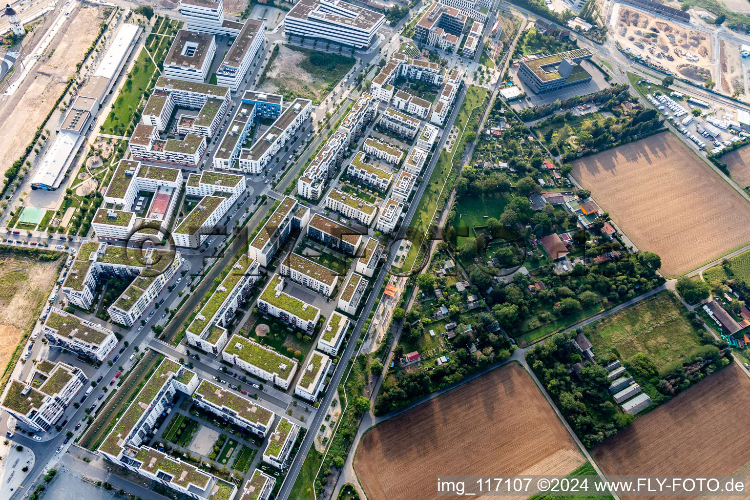 Vue aérienne de Quartier résidentiel du lotissement multifamilial de la Marie-Baum-Straße - Grüne Meile - Eppelheimer Straße à le quartier Bahnstadt in Heidelberg dans le département Bade-Wurtemberg, Allemagne