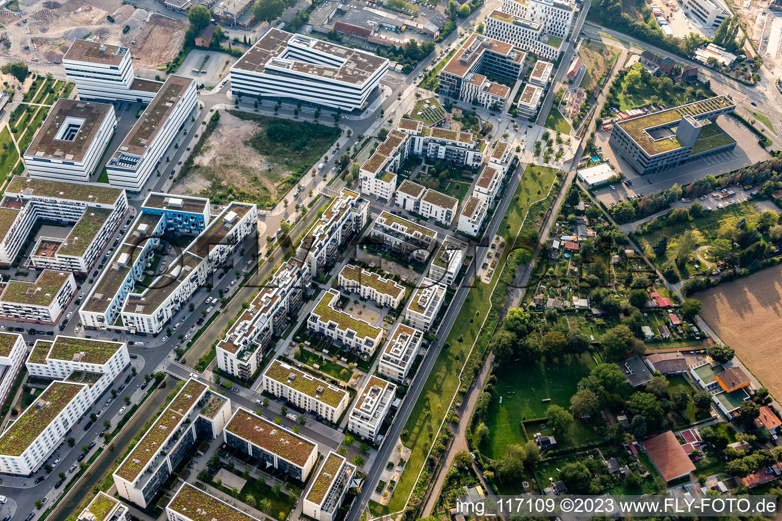Photographie aérienne de Quartier résidentiel du lotissement multifamilial de la Marie-Baum-Straße - Grüne Meile - Eppelheimer Straße à le quartier Bahnstadt in Heidelberg dans le département Bade-Wurtemberg, Allemagne