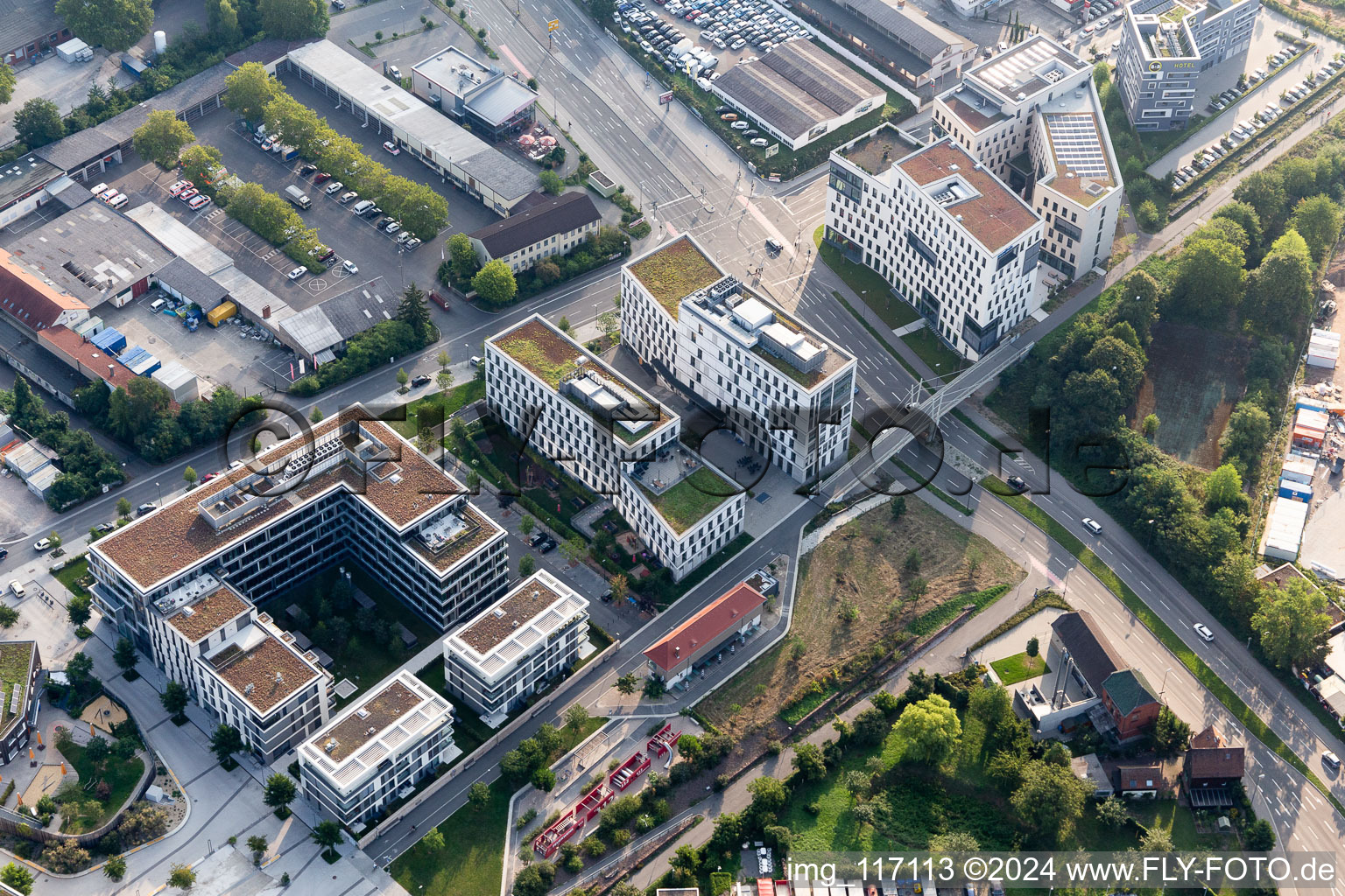 Vue aérienne de Speyerer Straße, le plus jeune quartier d'Heidelberg, sur le site de l'ancien parc de marchandises au sud de la ville, dans la zone urbaine à le quartier Bahnstadt in Heidelberg dans le département Bade-Wurtemberg, Allemagne