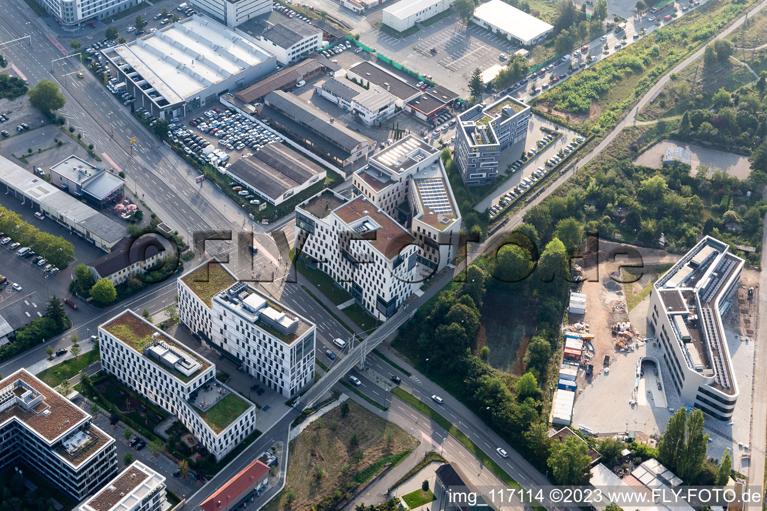 Vue aérienne de Chantier de construction du bâtiment entermedia GmbH à Bahnstadt, Speyerer Straße, le plus jeune quartier d'Heidelberg sur le site de l'ancienne gare de marchandises au sud de la ville dans la zone urbaine à le quartier Am Kirchheimer Weg in Heidelberg dans le département Bade-Wurtemberg, Allemagne