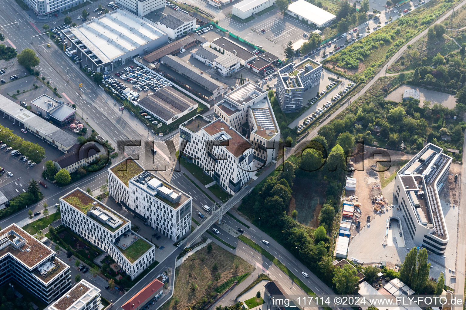 Vue aérienne de Chantier de construction du bâtiment entermedia GmbH à Bahnstadt, Speyerer Straße, le plus jeune quartier d'Heidelberg sur le site de l'ancienne gare de marchandises au sud de la ville dans la zone urbaine à le quartier Alte Stadtgärtnerei in Heidelberg dans le département Bade-Wurtemberg, Allemagne