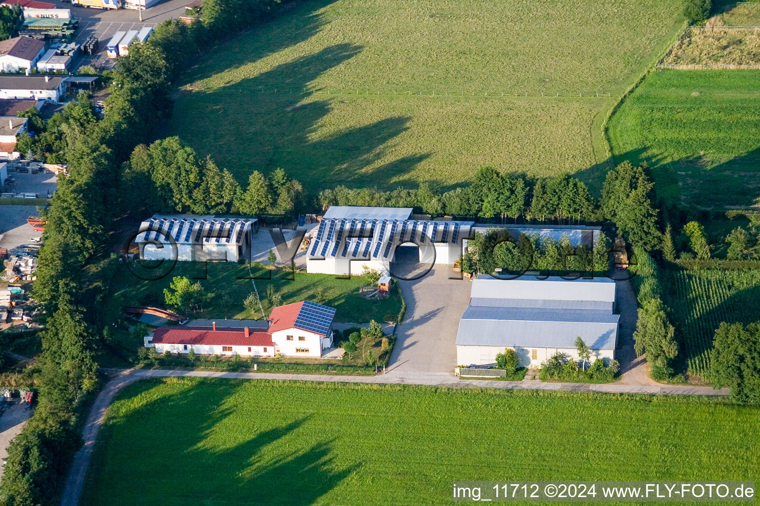 Dans le Rötzwiesen, famille agricole Kerth à le quartier Minderslachen in Kandel dans le département Rhénanie-Palatinat, Allemagne vue du ciel