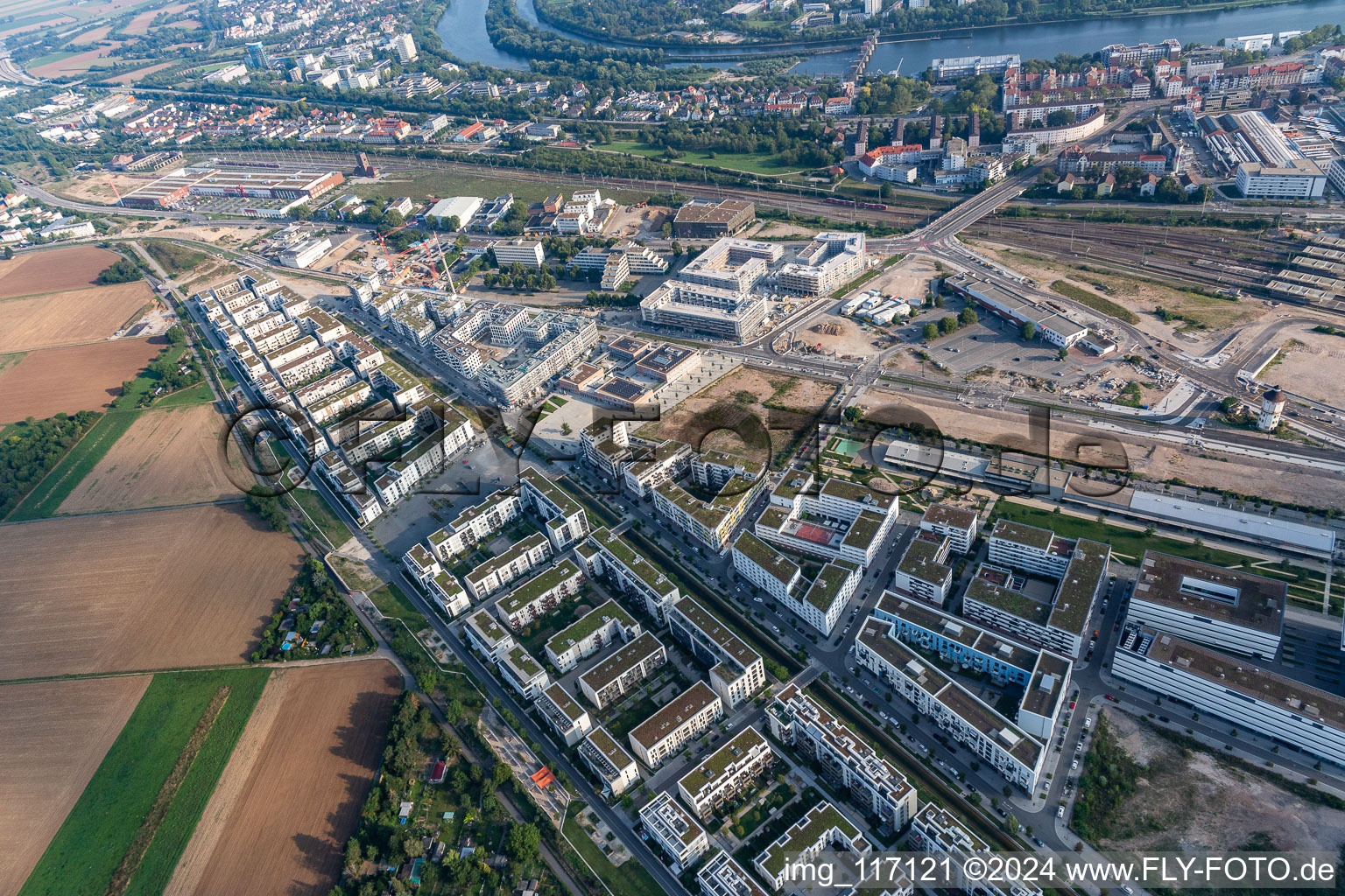 Quartier résidentiel du lotissement multifamilial de la Marie-Baum-Straße - Grüne Meile - Eppelheimer Straße à le quartier Bahnstadt in Heidelberg dans le département Bade-Wurtemberg, Allemagne hors des airs