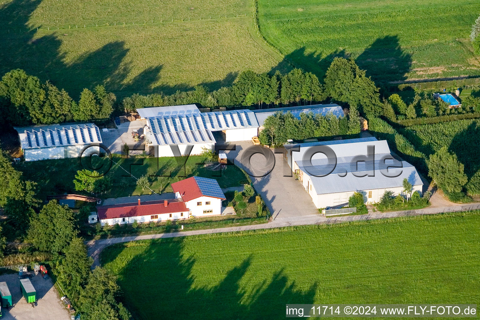 Image drone de Dans le Rötzwiesen, famille agricole Kerth à le quartier Minderslachen in Kandel dans le département Rhénanie-Palatinat, Allemagne