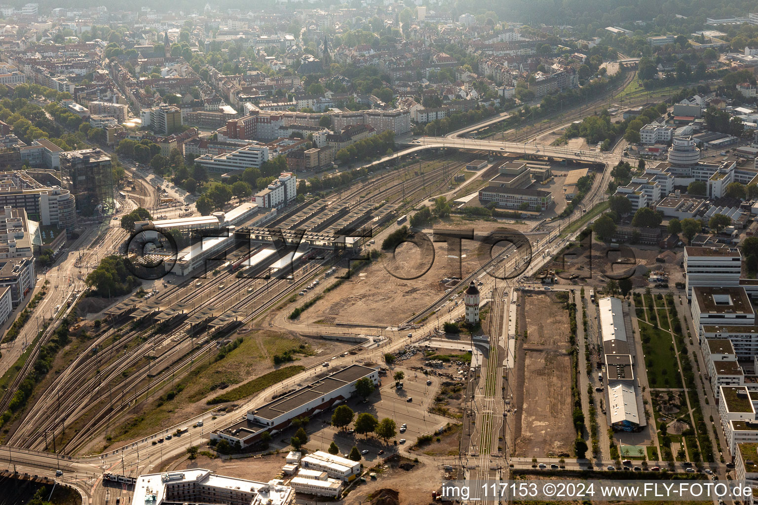 Vue aérienne de Voie et gare principale de la Deutsche Bahn à le quartier Weststadt in Heidelberg dans le département Bade-Wurtemberg, Allemagne