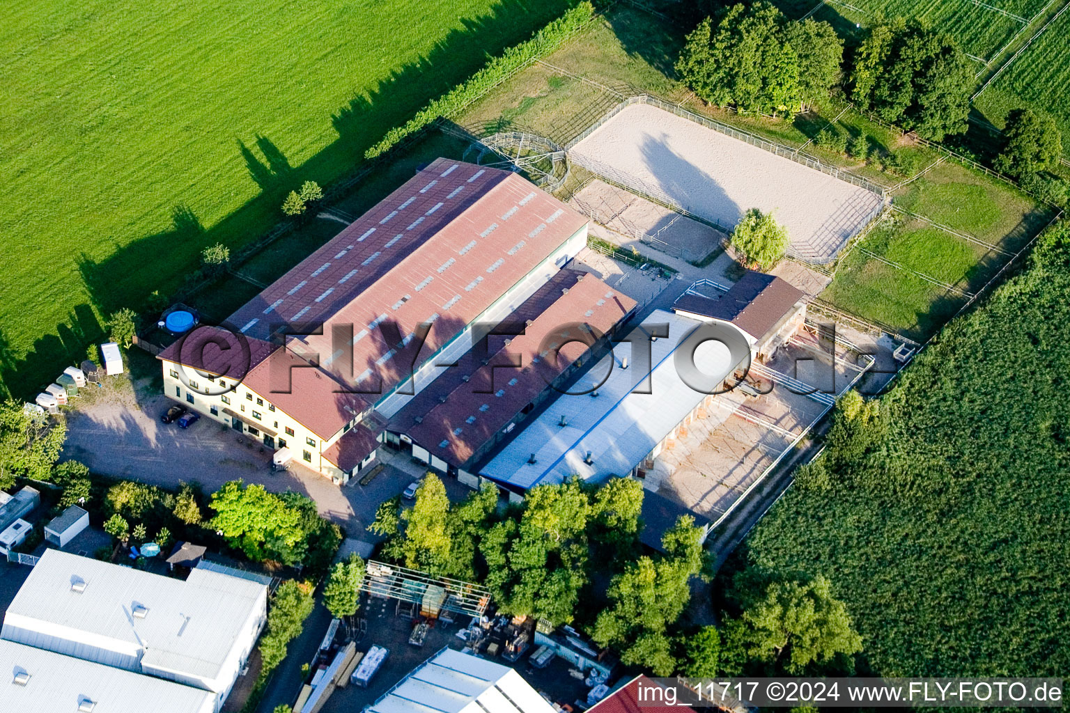 Vue oblique de Ferme équestre à le quartier Minderslachen in Kandel dans le département Rhénanie-Palatinat, Allemagne