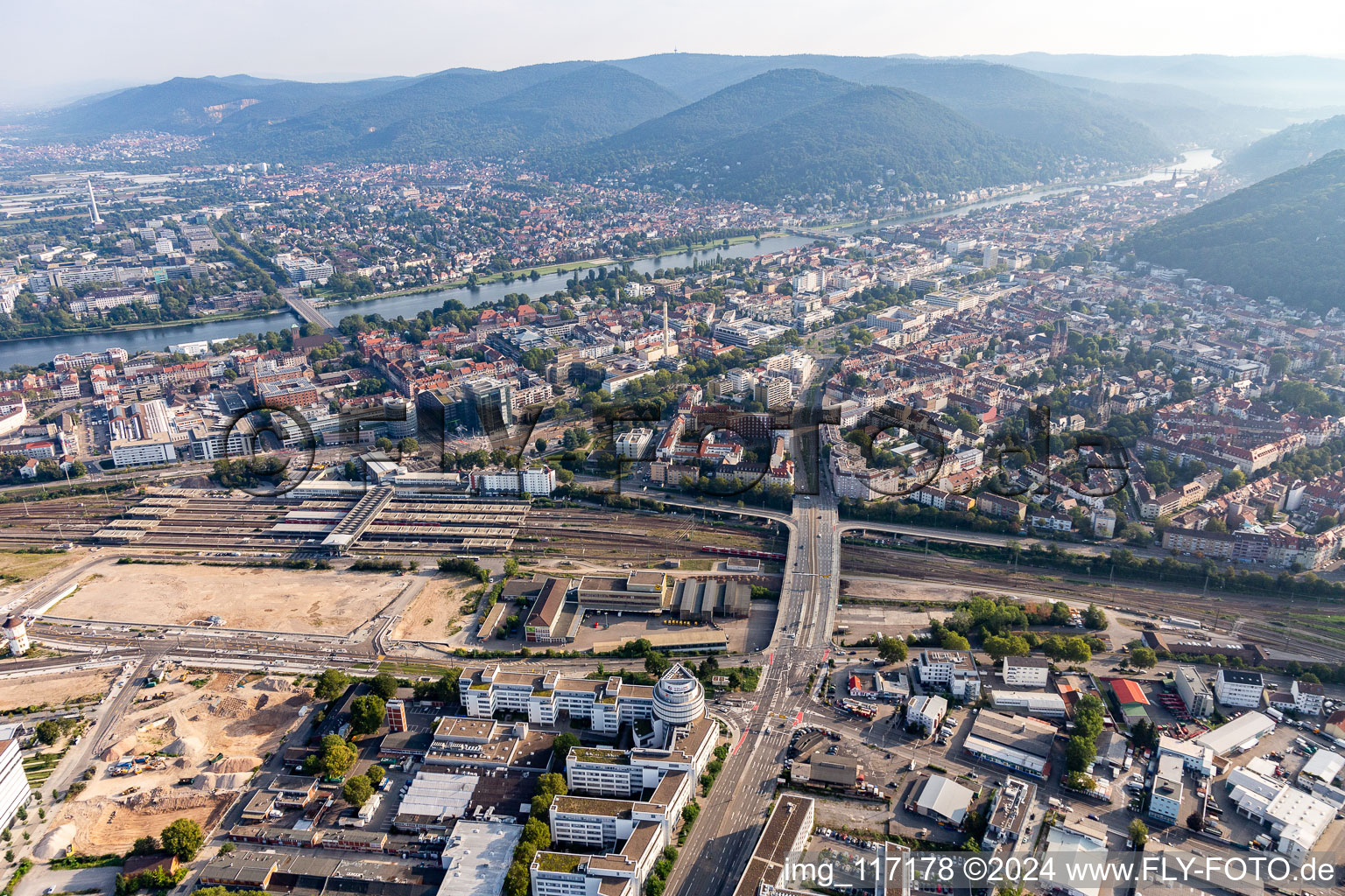 Vue aérienne de Pont de la Speyerer Strasse sur la voie ferrée entre la gare principale et le Neckar à le quartier Weststadt in Heidelberg dans le département Bade-Wurtemberg, Allemagne