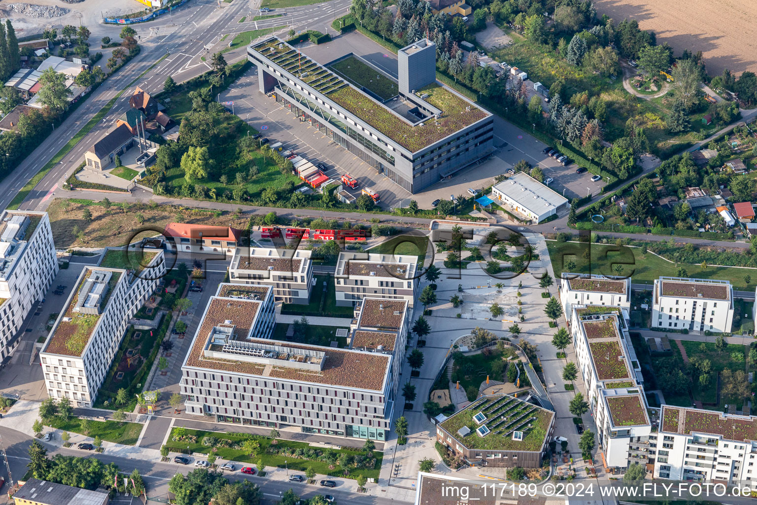 Vue aérienne de Immeuble de bureaux du bâtiment administratif et commercial de la Deutsche Wohnwerte GmbH & Co. KG devant la caserne des pompiers Heidelberg à le quartier Bahnstadt in Heidelberg dans le département Bade-Wurtemberg, Allemagne