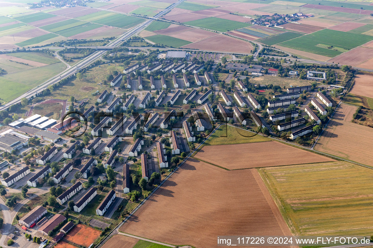 Maison d'accueil pour réfugiés et logement pour demandeurs d'asile, établissement de premier accueil du Land de Bade-Wurtemberg dans le quartier Patrick-Henry-Village à le quartier Patrick Henry Village in Heidelberg dans le département Bade-Wurtemberg, Allemagne depuis l'avion