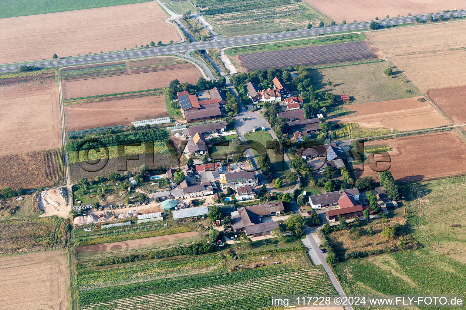 Vue aérienne de Ferme et dépendances agricoles Kurpfalzhofm, ferme fruitière Gieser, boulangerie au feu de bois de Heidelberg, magasin de la ferme Mampel et ferme d'autocueillette de fraises à le quartier Patrick Henry Village in Heidelberg dans le département Bade-Wurtemberg, Allemagne