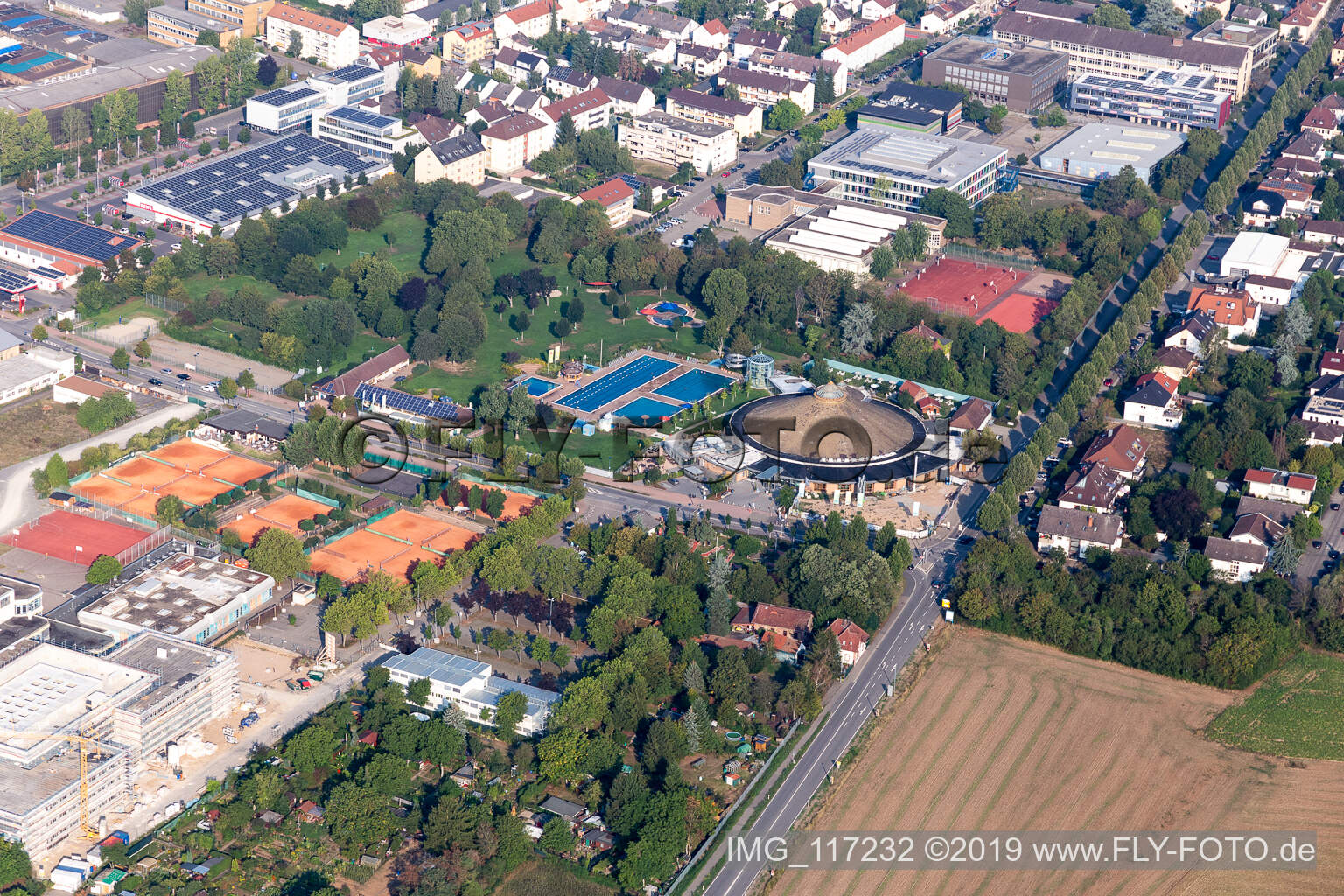 Vue aérienne de Thermes et piscines de la piscine extérieure de la base de loisirs Bellamar à Schwetzingen dans le département Bade-Wurtemberg, Allemagne
