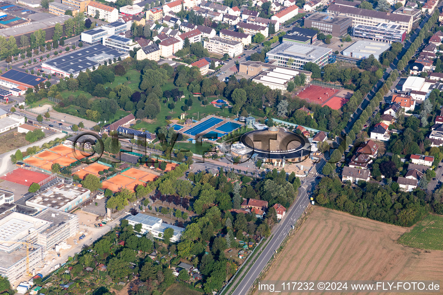 Vue aérienne de Thermes et piscines de la piscine extérieure de la base de loisirs Bellamar à Schwetzingen dans le département Bade-Wurtemberg, Allemagne