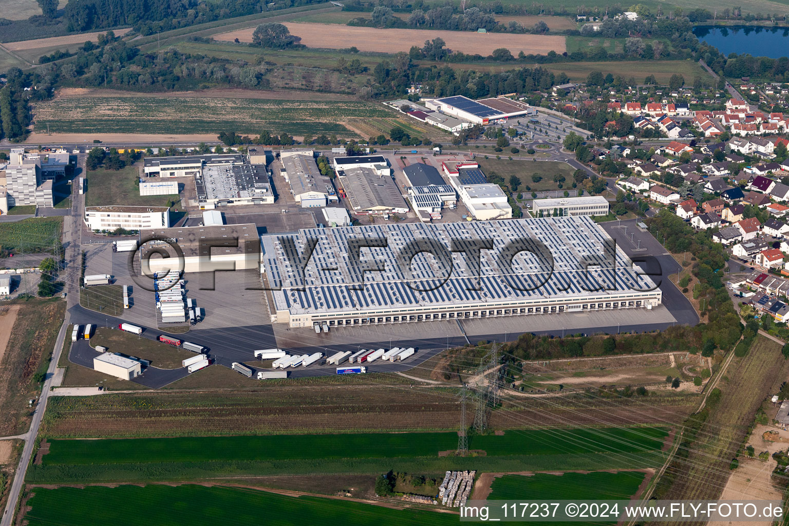 Vue aérienne de Complexe immobilier et terrain du centre logistique Aldi Süd à Ketsch dans le département Bade-Wurtemberg, Allemagne