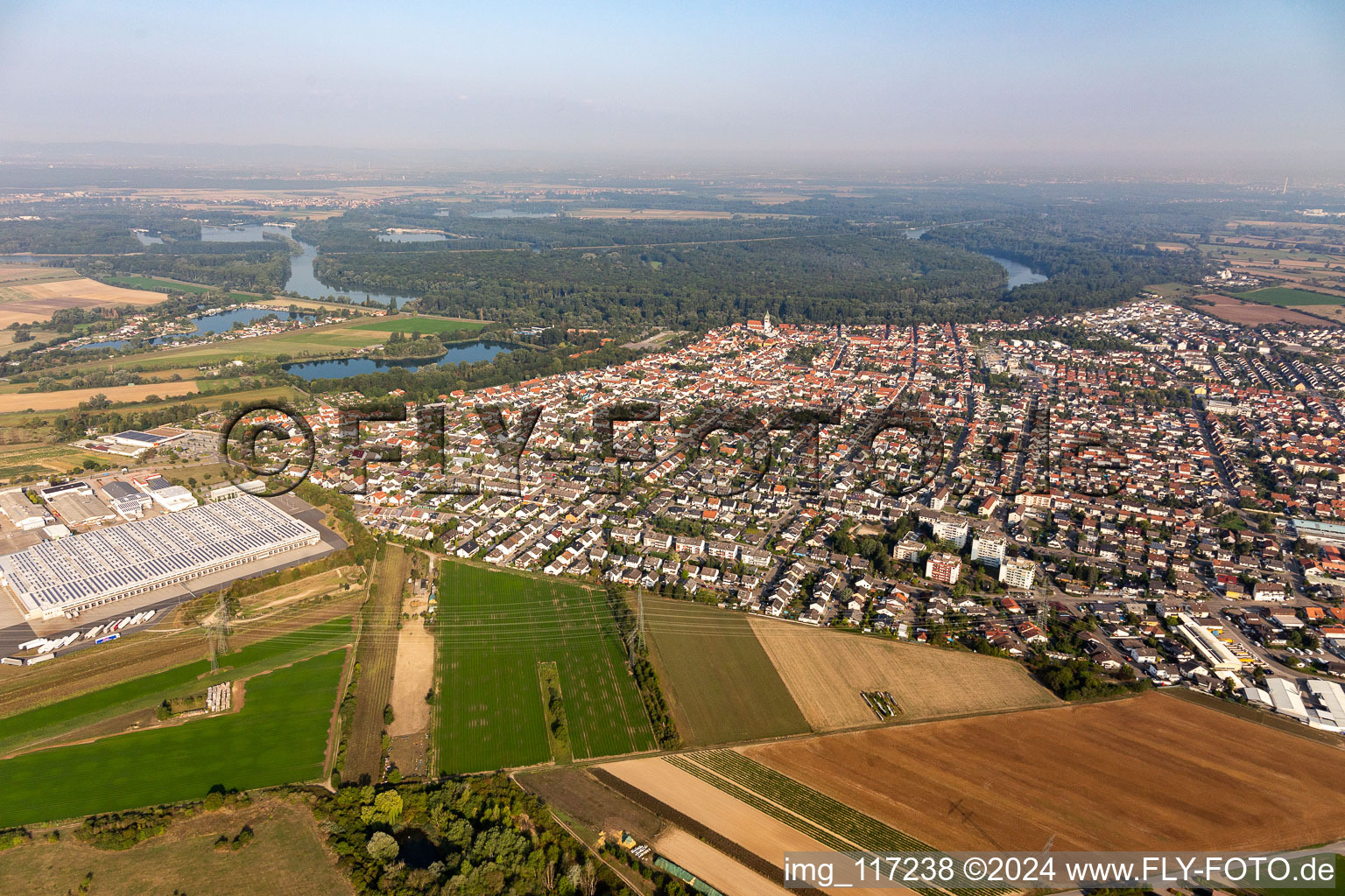 Vue d'oiseau de Ketsch dans le département Bade-Wurtemberg, Allemagne