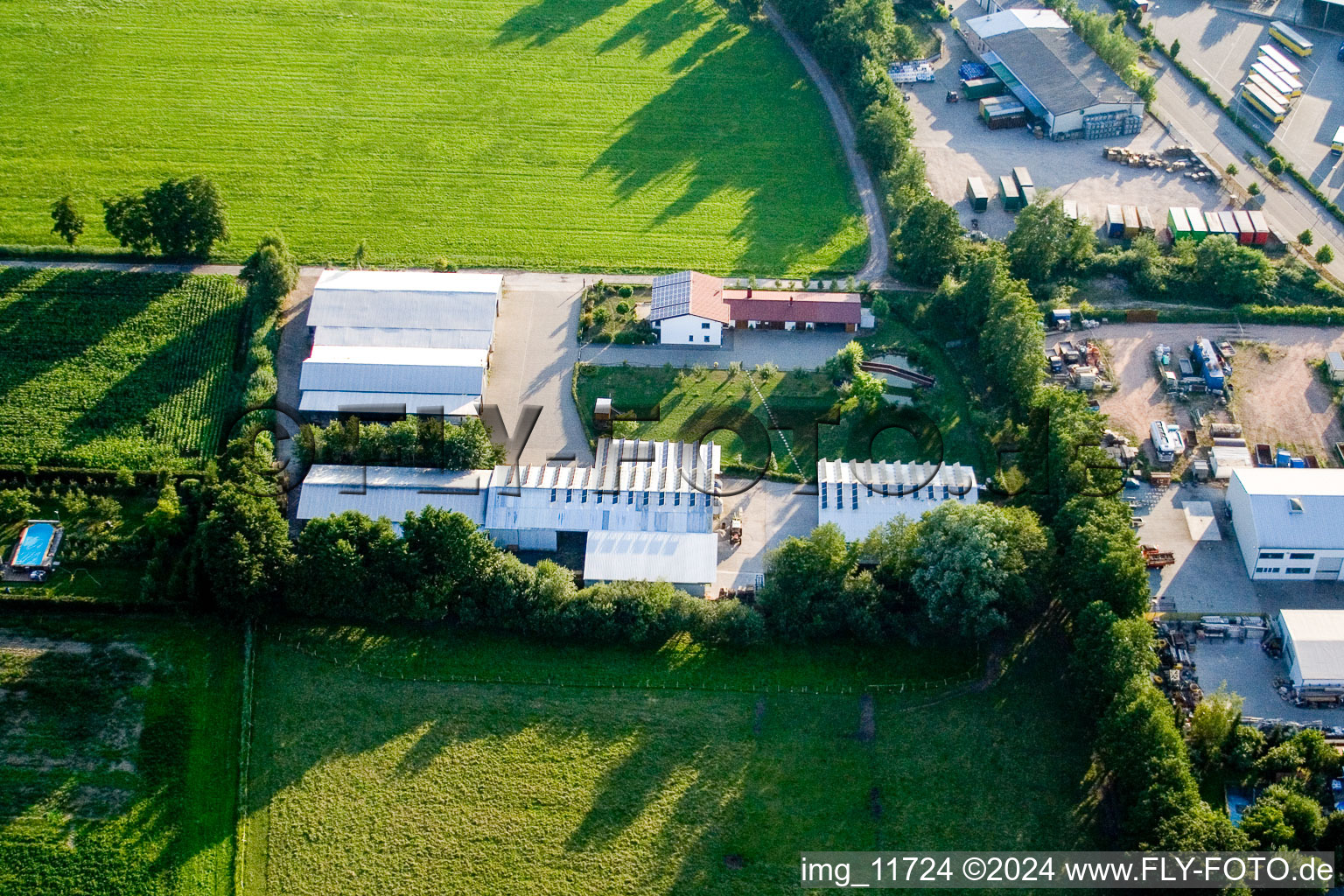 Photographie aérienne de Dans le Rötzwiesen, famille agricole Kerth à le quartier Minderslachen in Kandel dans le département Rhénanie-Palatinat, Allemagne