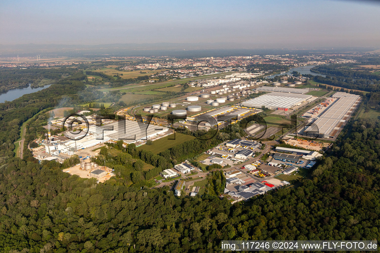 Vue aérienne de Systèmes techniques dans la zone industrielle de l'aérodrome avec Interpneu Handelsgesellschaft mbH - Reifen Logistikzentrum, Lidl Vertriebs GmbH & Co KG SPE, Contargo, TanQuid, Saint-Gobain Isover G+H AG, Vital Fleisch GmbH et Lauras Girls Brothel à Speyer dans le département Rhénanie-Palatinat, Allemagne