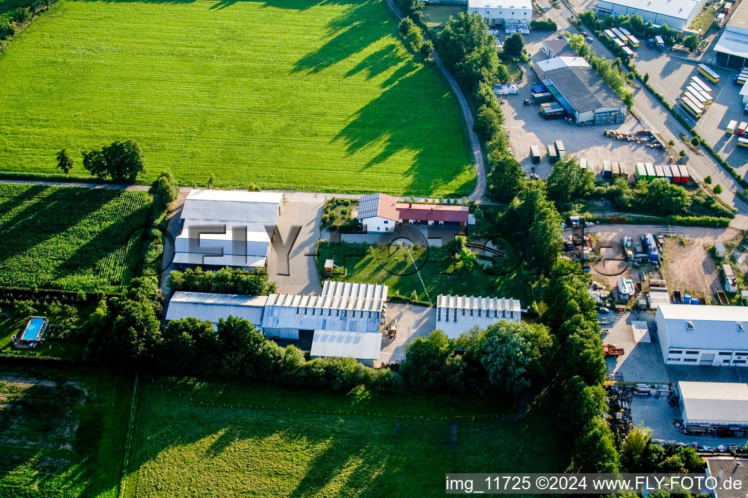 Vue oblique de Dans le Rötzwiesen, famille agricole Kerth à le quartier Minderslachen in Kandel dans le département Rhénanie-Palatinat, Allemagne