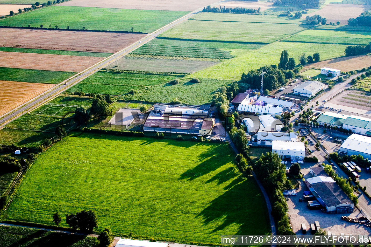 Ferme équestre à le quartier Minderslachen in Kandel dans le département Rhénanie-Palatinat, Allemagne d'en haut