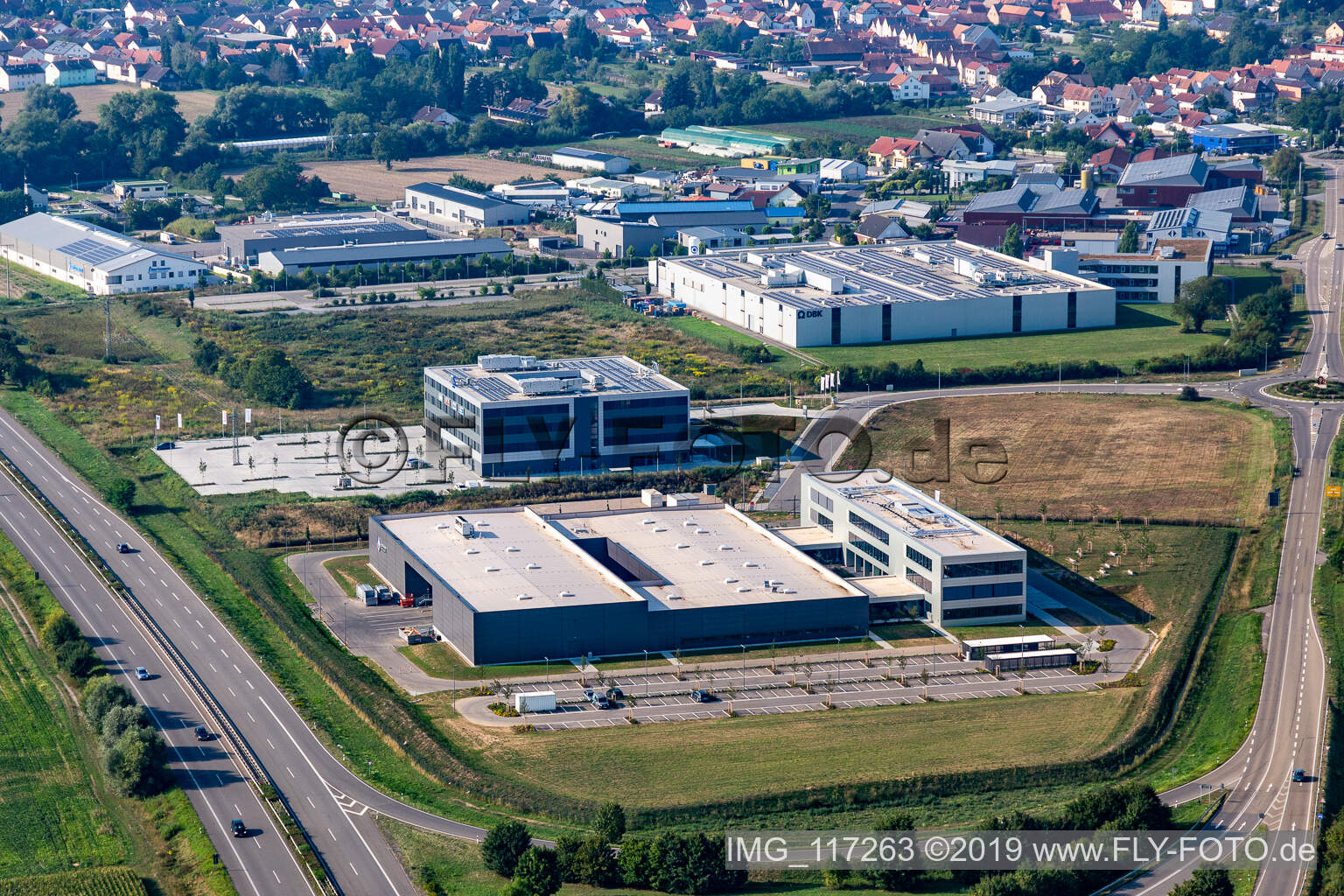 Photographie aérienne de Nouveau bâtiment - chantier de construction des bâtiments et des halls de production de l'usine Eizo GmbH dans la zone industrielle nord à Rülzheim dans le département Rhénanie-Palatinat, Allemagne