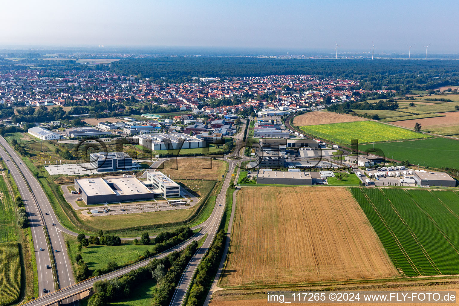 Vue d'oiseau de Zone industrielle du Nord à Rülzheim dans le département Rhénanie-Palatinat, Allemagne