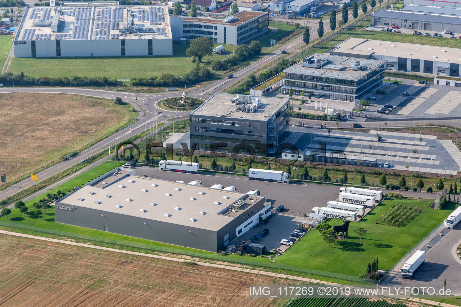 Zone industrielle du Nord à Rülzheim dans le département Rhénanie-Palatinat, Allemagne du point de vue du drone