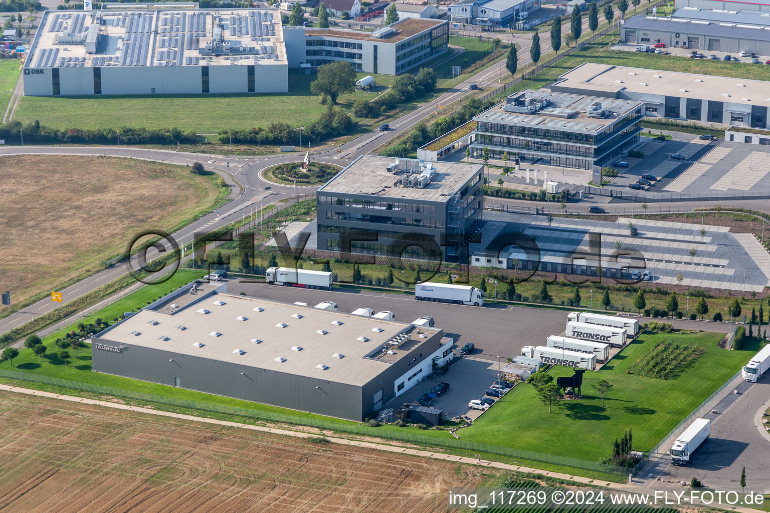 Zone industrielle du Nord à Rülzheim dans le département Rhénanie-Palatinat, Allemagne du point de vue du drone