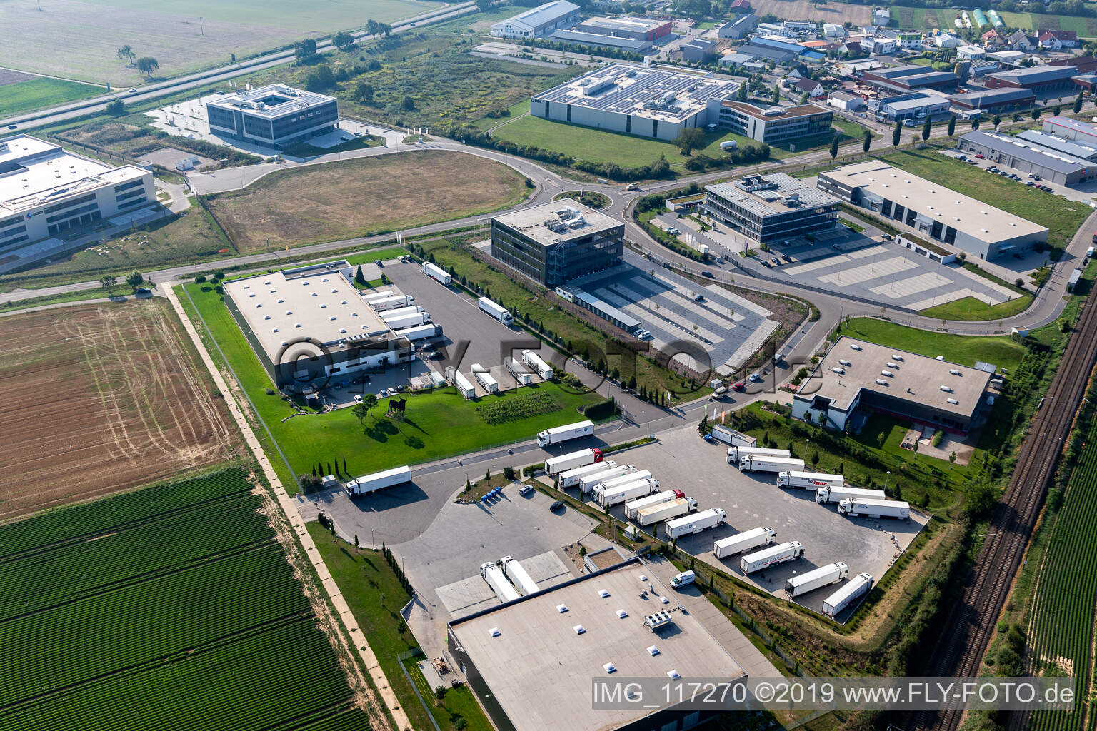 Zone industrielle du Nord à Rülzheim dans le département Rhénanie-Palatinat, Allemagne d'un drone