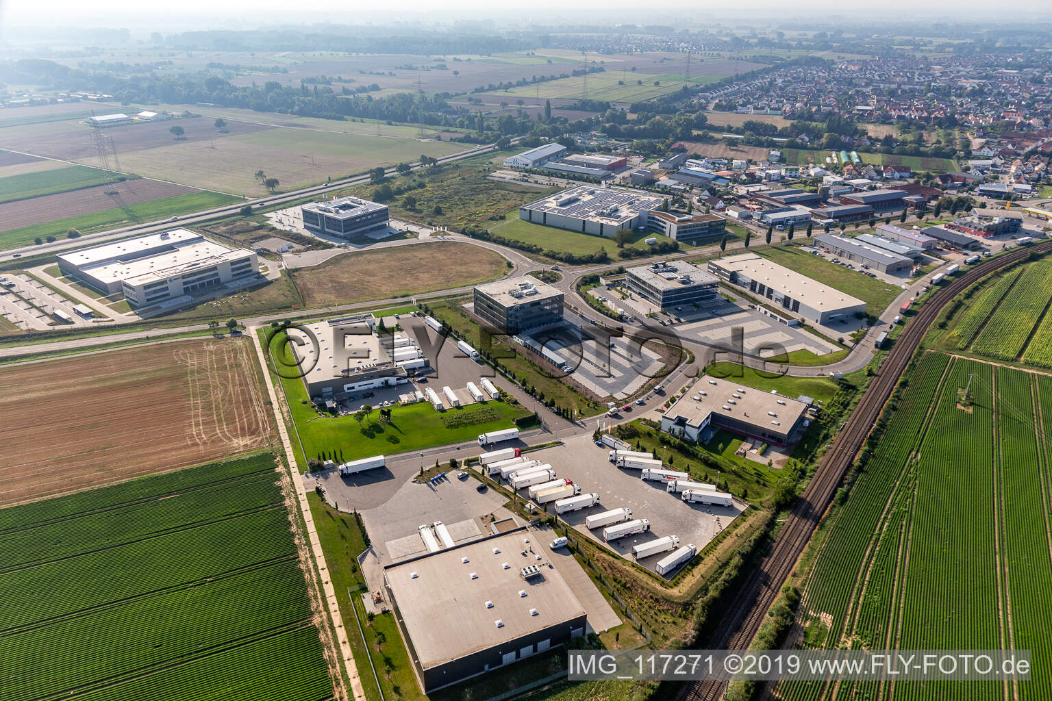Zone industrielle du Nord à Rülzheim dans le département Rhénanie-Palatinat, Allemagne vu d'un drone