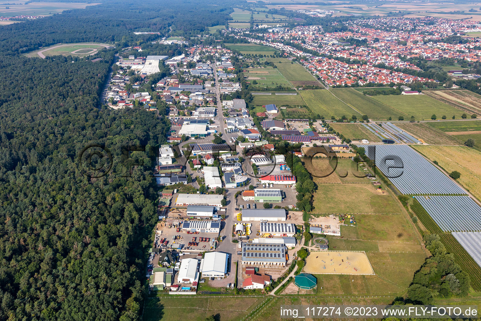 Vue aérienne de Zone commerciale Am Kleinwald à le quartier Herxheim in Herxheim bei Landau dans le département Rhénanie-Palatinat, Allemagne