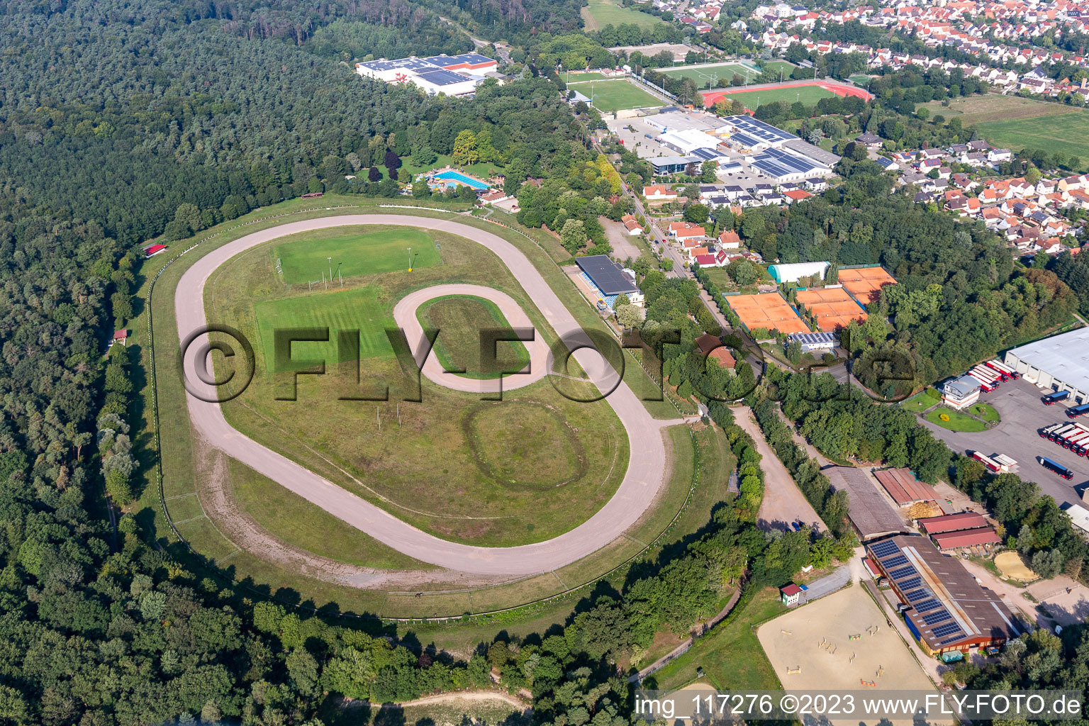 Vue aérienne de Piste à le quartier Herxheim in Herxheim bei Landau dans le département Rhénanie-Palatinat, Allemagne