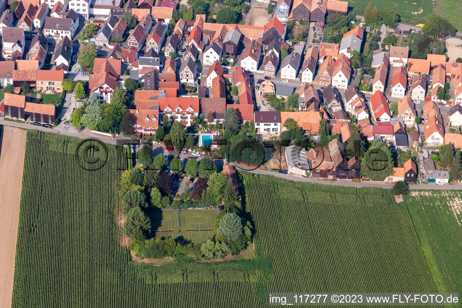 Vue aérienne de Hôtel-Restaurant Krone à le quartier Hayna in Herxheim bei Landau dans le département Rhénanie-Palatinat, Allemagne