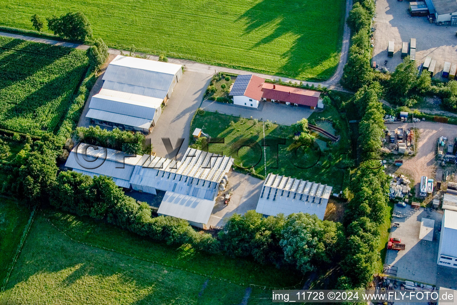 Dans le Rötzwiesen, famille agricole Kerth à le quartier Minderslachen in Kandel dans le département Rhénanie-Palatinat, Allemagne d'en haut