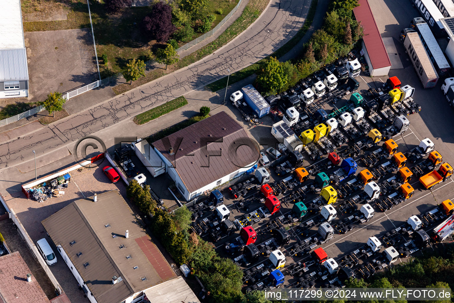 Zone industrielle de Horst à le quartier Minderslachen in Kandel dans le département Rhénanie-Palatinat, Allemagne du point de vue du drone