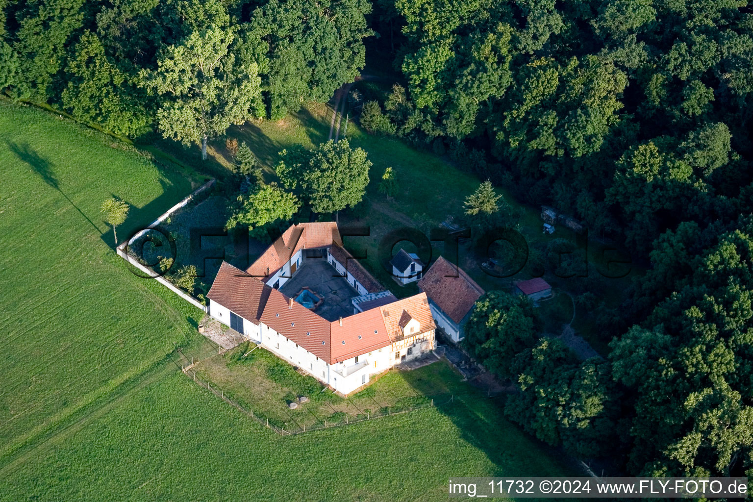 Vue aérienne de Herrenmühle à le quartier Minderslachen in Kandel dans le département Rhénanie-Palatinat, Allemagne