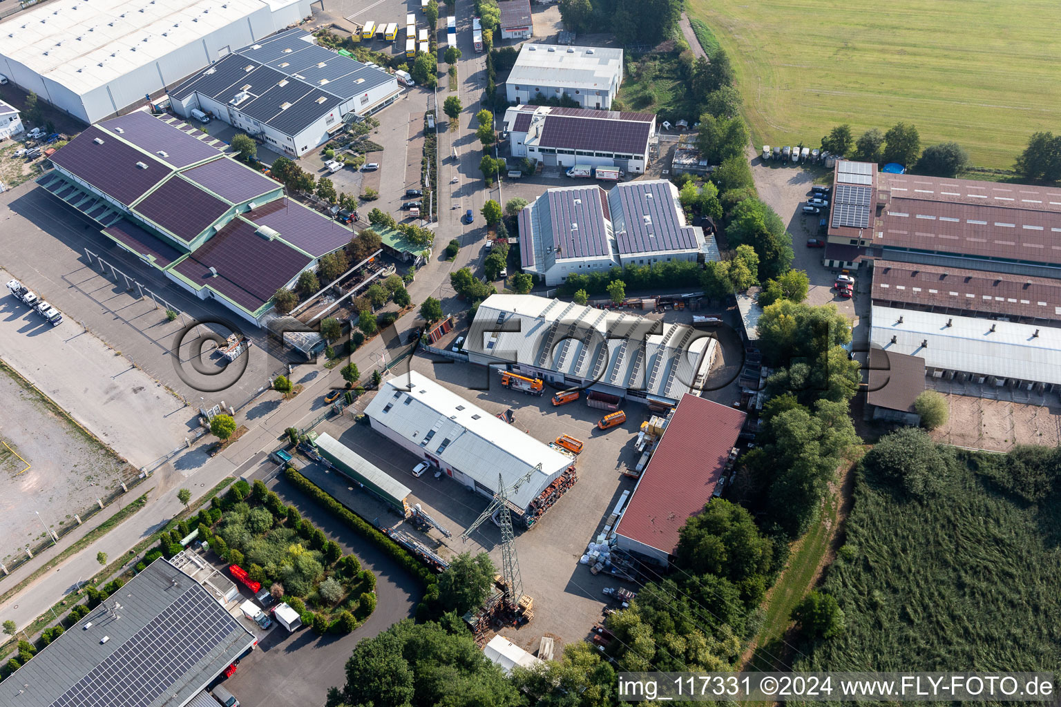 Vue aérienne de Zone industrielle de Horst et implantation d'une entreprise avec l'entreprise de toiture Mindum dans la zone industrielle de Horst à le quartier Minderslachen in Kandel dans le département Rhénanie-Palatinat, Allemagne