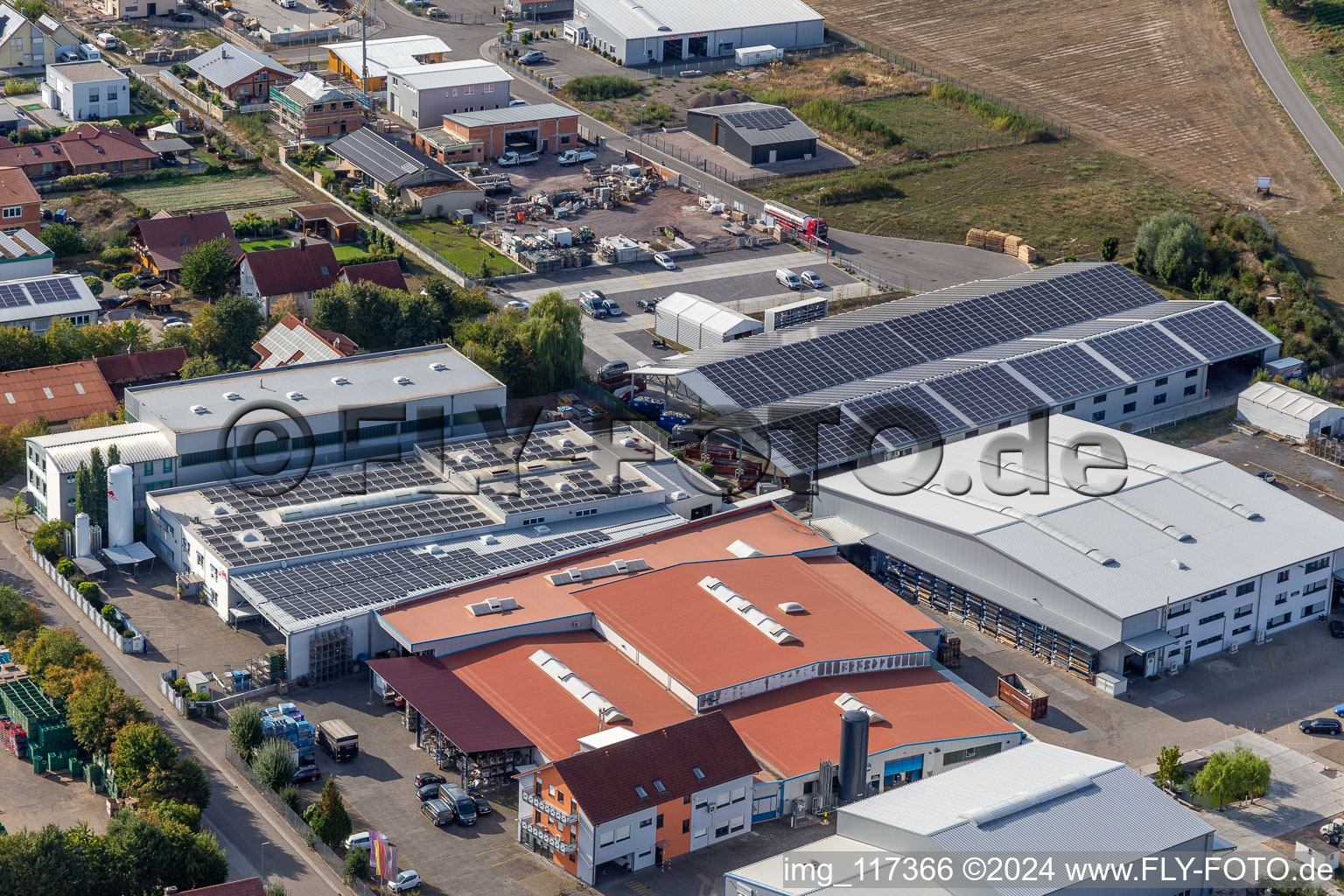 Zone commerciale et implantation d'entreprise à Im Gereut avec WWS Metall Formen GmbH et HGGS LaserCUT GmbH & Co. KG à Hatzenbühl dans le département Rhénanie-Palatinat, Allemagne d'en haut