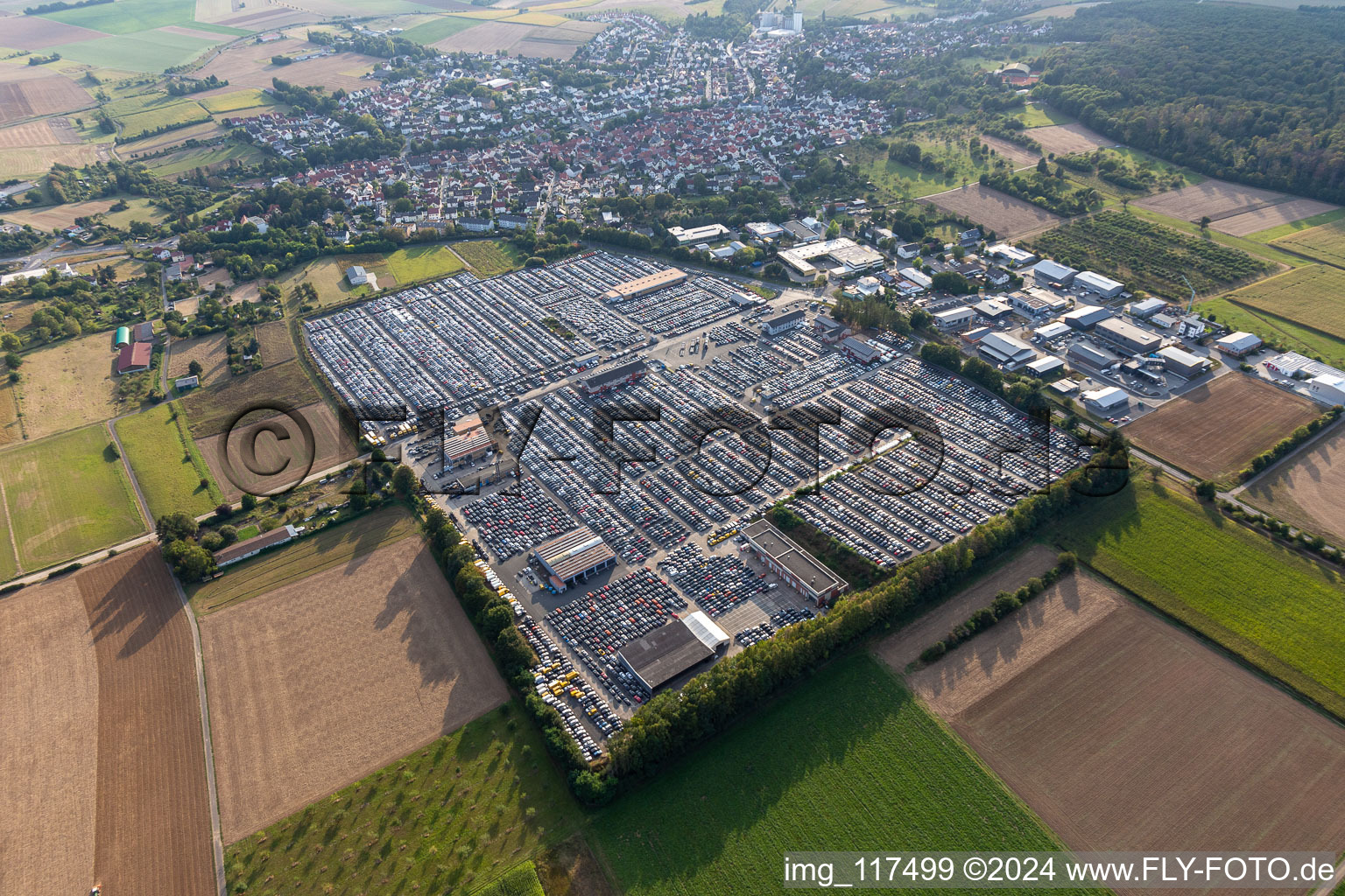 Vue aérienne de Place de parking et zone de stockage pour automobiles - voitures de la société AUTOKONTOR BAYERN GmbH dans le quartier de Kilianstädten à Schöneck dans le département Hesse, Allemagne