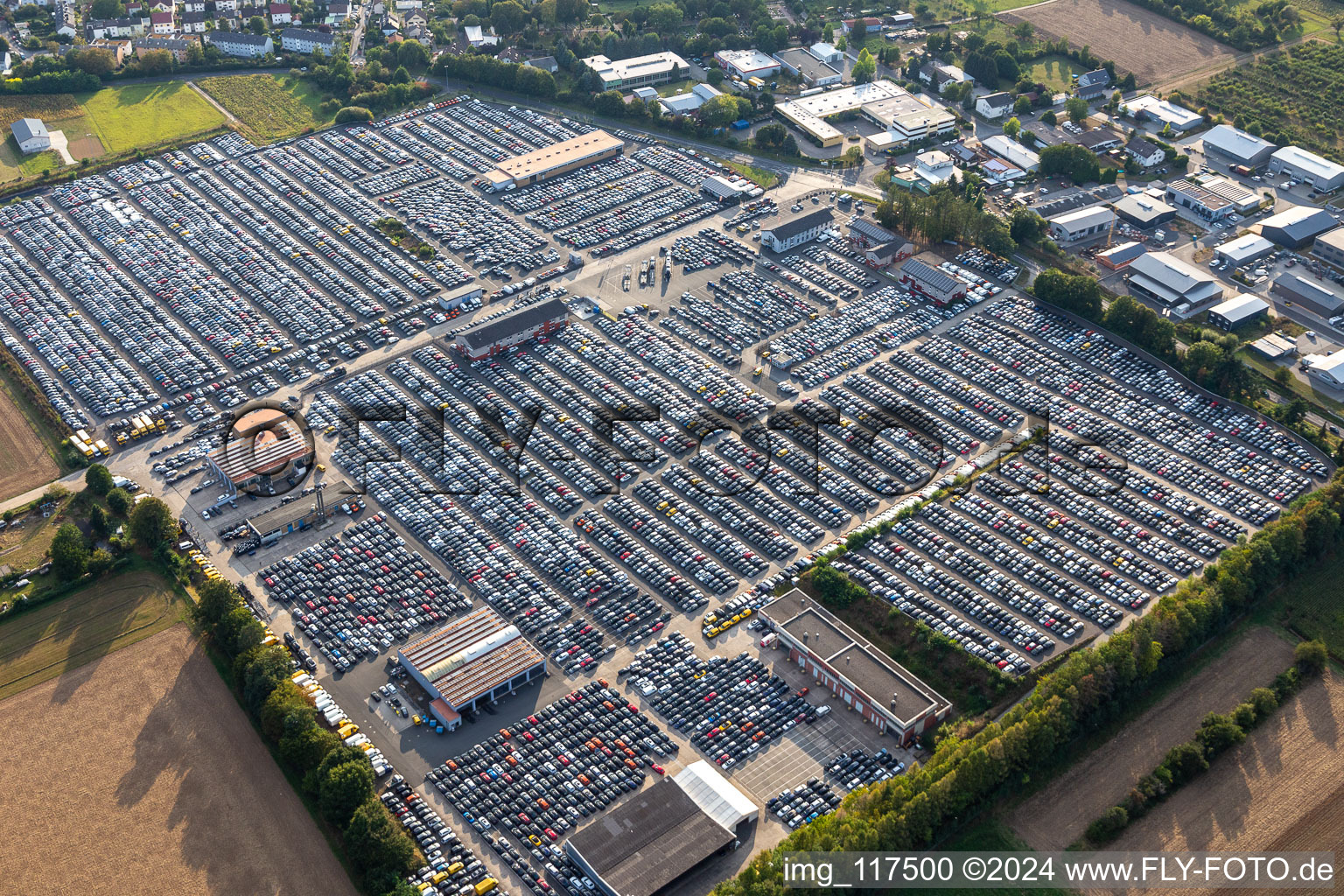 Vue aérienne de Concessionnaire automobile Bavière à Kilianstädten dans le département Hesse, Allemagne