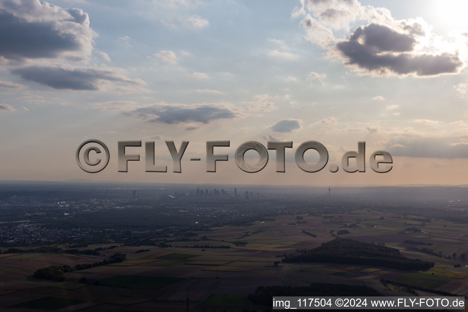 Vue aérienne de Horizon de Francfort dans la brume à Schöneck dans le département Hesse, Allemagne