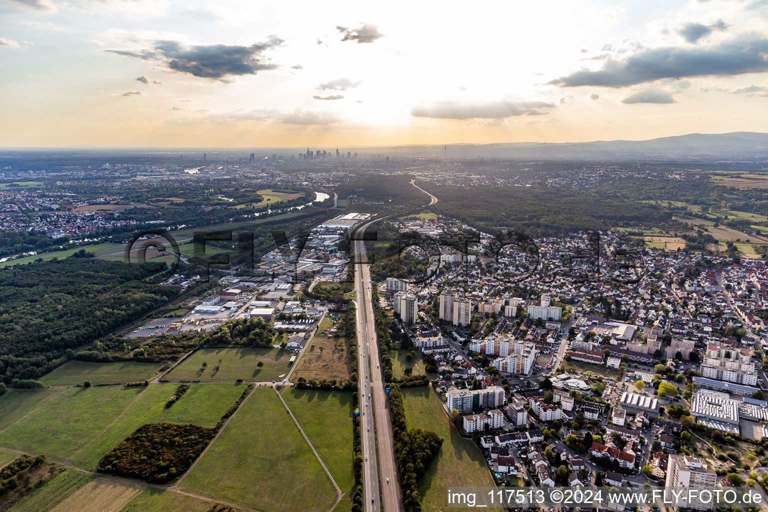 Vue aérienne de A66 vers Francfort à le quartier Bischofsheim in Maintal dans le département Hesse, Allemagne