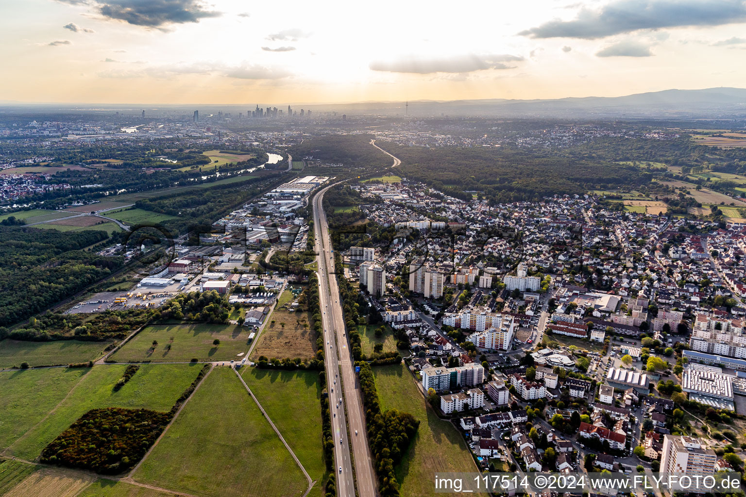 Vue aérienne de A66 vers Francfort à le quartier Bischofsheim in Maintal dans le département Hesse, Allemagne