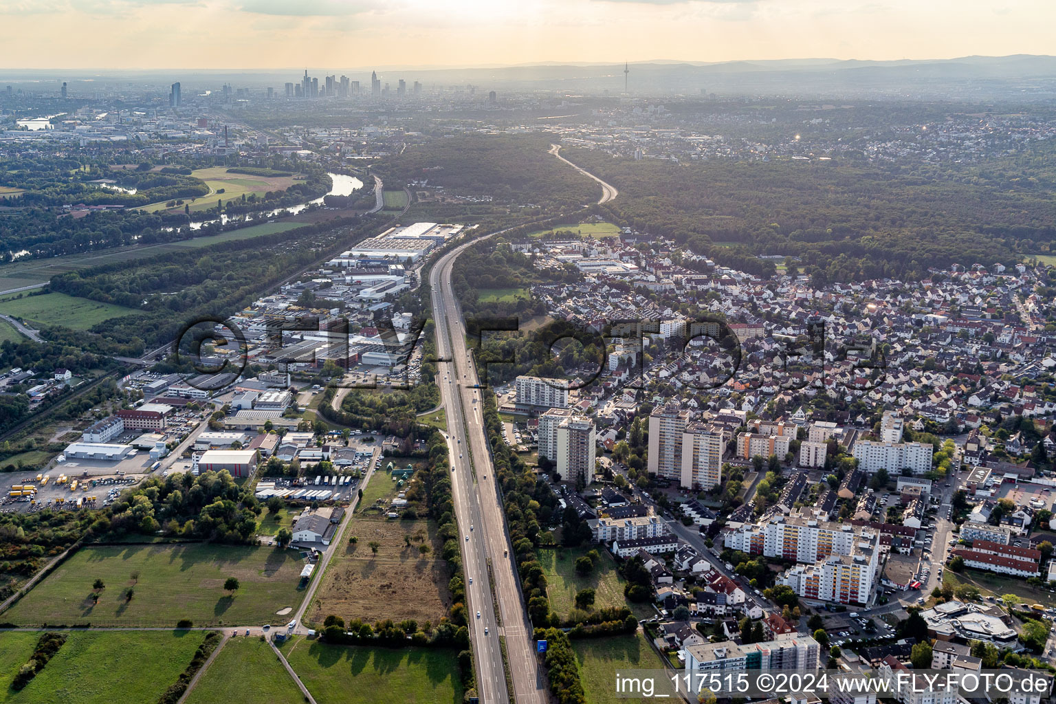 Vue aérienne de Trajet autoroutier du BAB A66 vers Francfort à Bischofsheim à le quartier Bischofsheim in Maintal dans le département Hesse, Allemagne