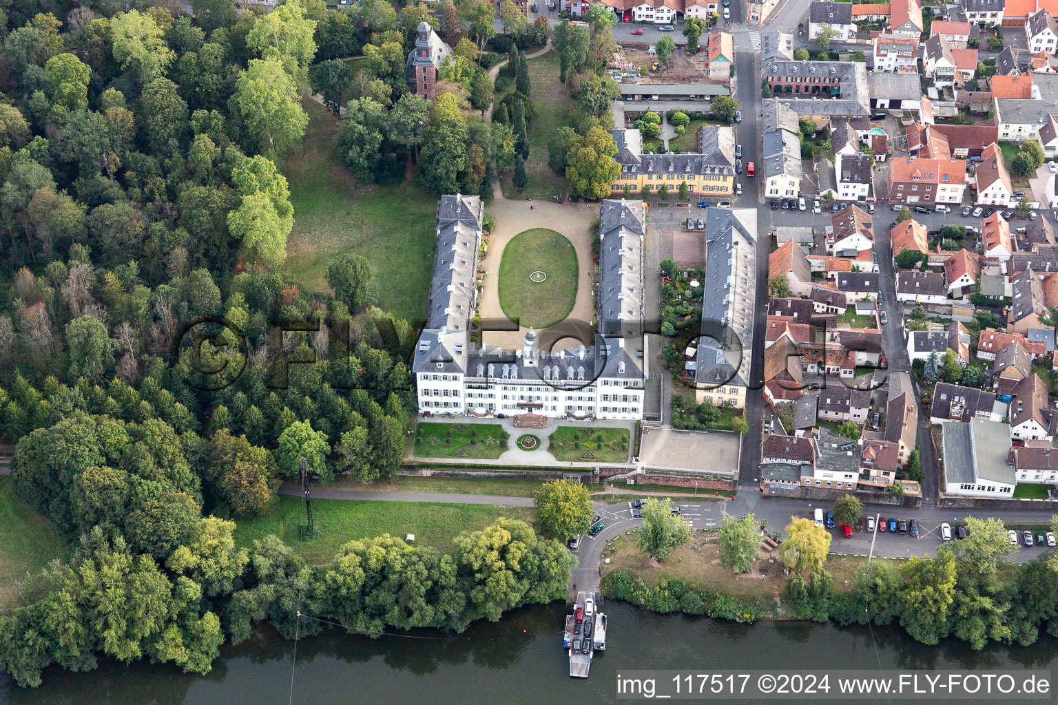 Vue aérienne de Parc du château de Rumpenheim sur le Main à le quartier Rumpenheim in Offenbach am Main dans le département Hesse, Allemagne