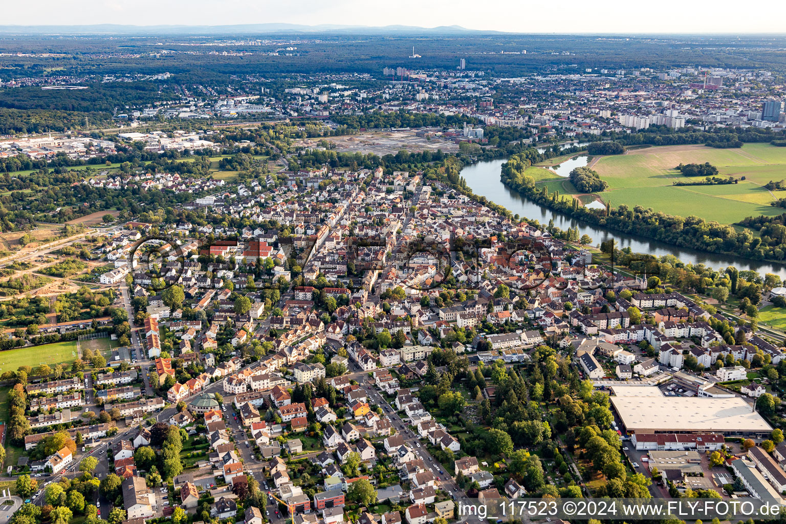 Vue aérienne de Zones riveraines du Main dans le district de Bürgel à le quartier Offenbach-Bürgel in Offenbach am Main dans le département Hesse, Allemagne