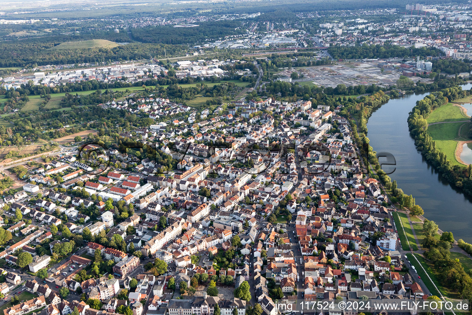 Vue aérienne de Zones riveraines du Main dans le district de Bürgel à le quartier Offenbach-Bürgel in Offenbach am Main dans le département Hesse, Allemagne