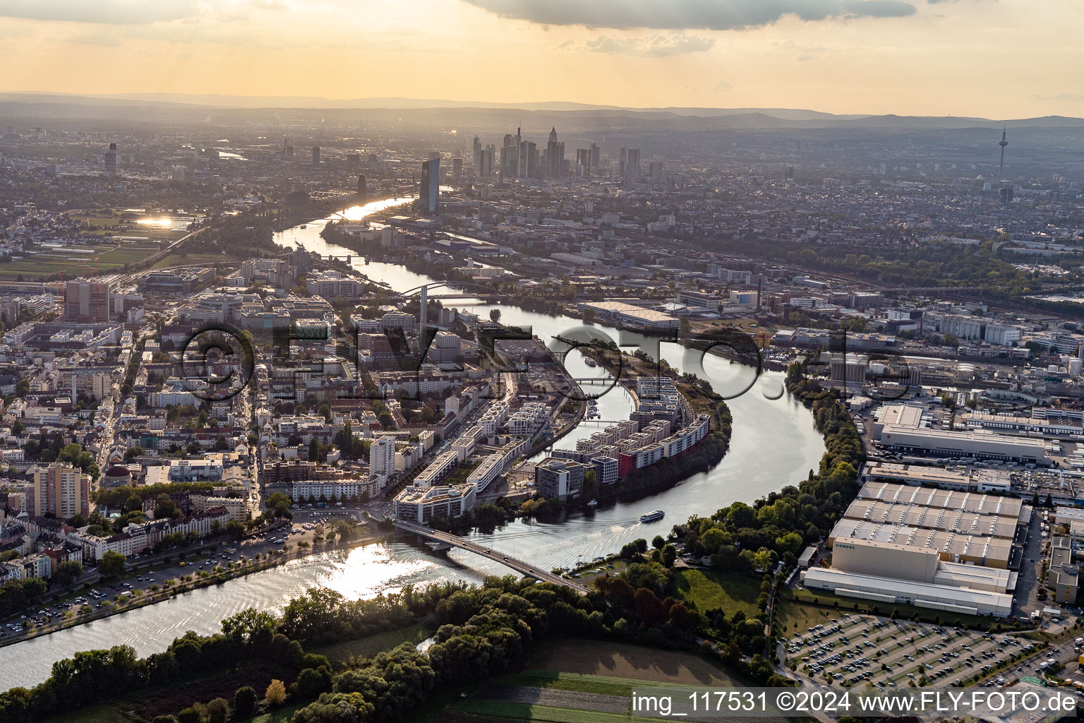 Vue aérienne de Île portuaire dans le Main devant les toits de Francfort à le quartier Kaiserlei in Offenbach am Main dans le département Hesse, Allemagne