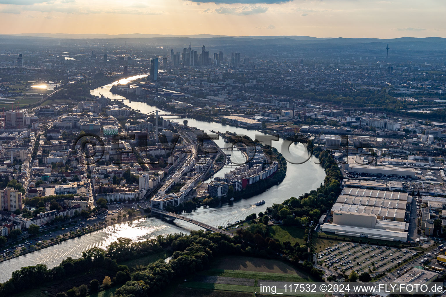 Vue aérienne de Quartier résidentiel du complexe de maisons multifamiliales sur l'ABG Hafeninsel au bord du Main à le quartier Kaiserlei in Offenbach am Main dans le département Hesse, Allemagne