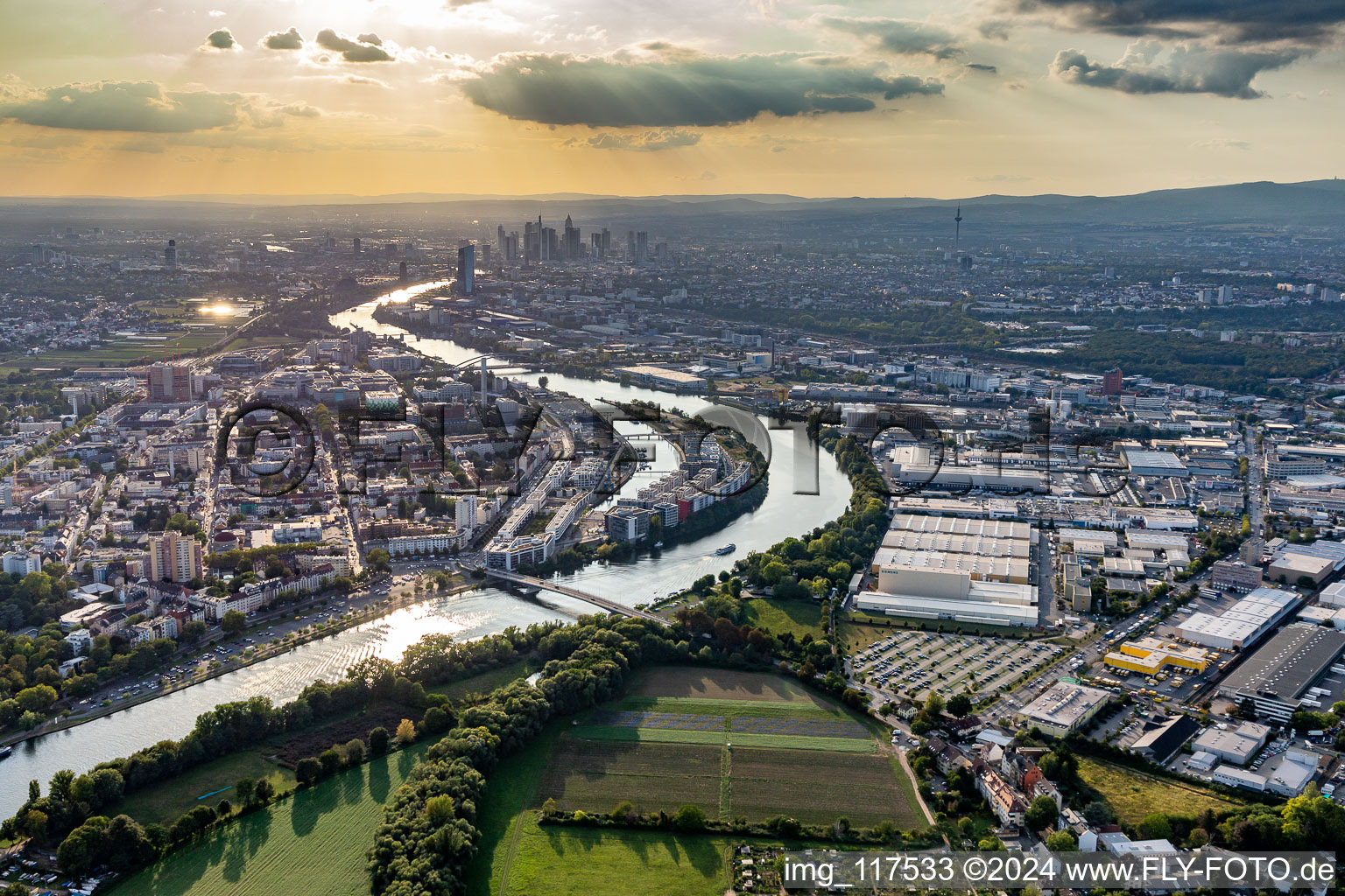 Vue aérienne de Quartier résidentiel du complexe de maisons multifamiliales sur l'ABG Hafeninsel au bord du Main à le quartier Kaiserlei in Offenbach am Main dans le département Hesse, Allemagne