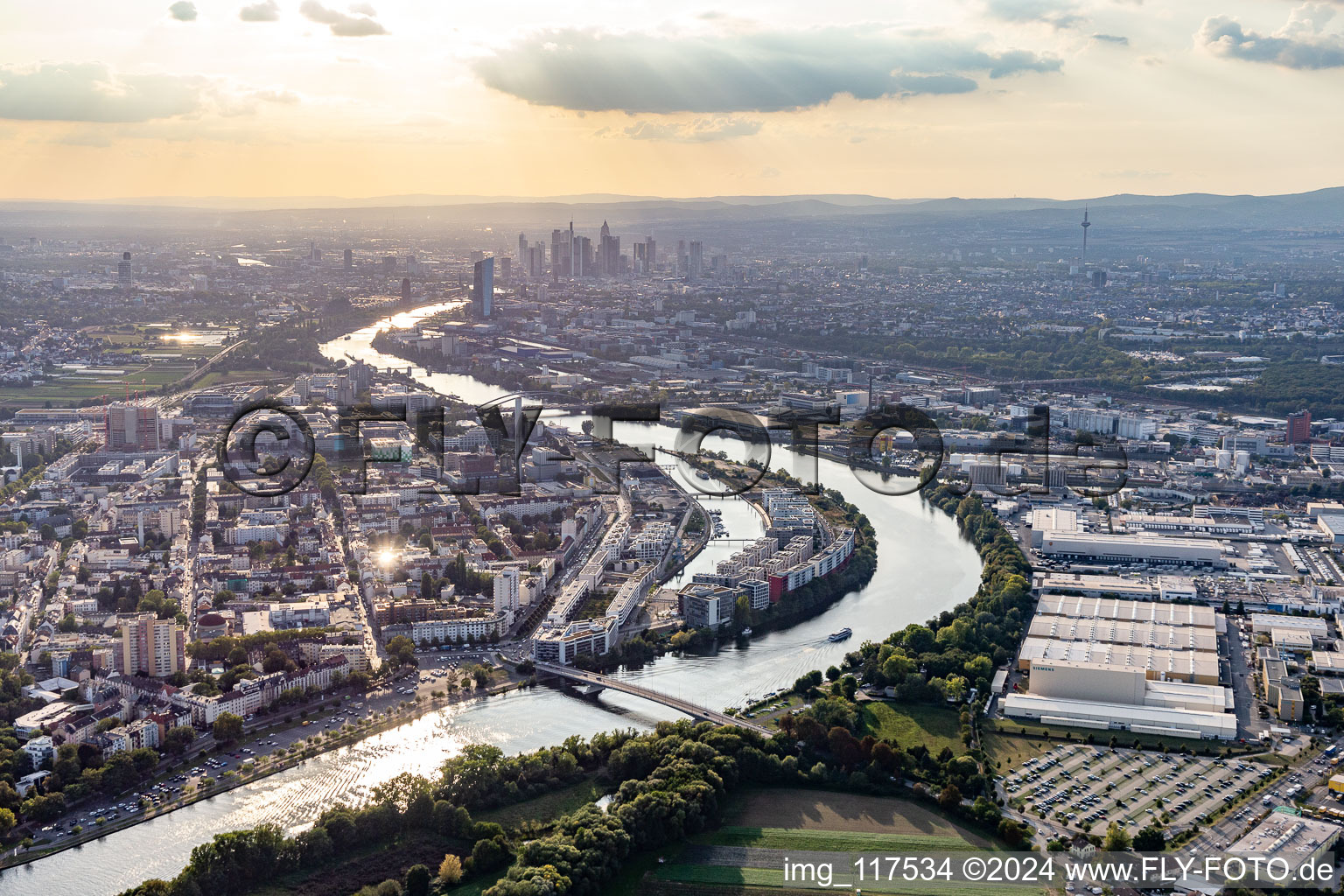 Photographie aérienne de Quartier résidentiel du complexe de maisons multifamiliales sur l'ABG Hafeninsel au bord du Main à le quartier Kaiserlei in Offenbach am Main dans le département Hesse, Allemagne